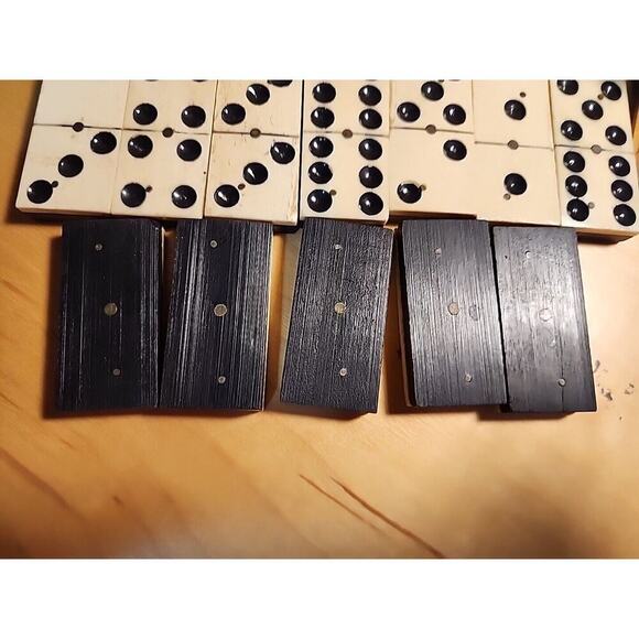 Set of antique dominoes. Comes in a wooden box with sliding lid and dove tail - Picture 4 of 6